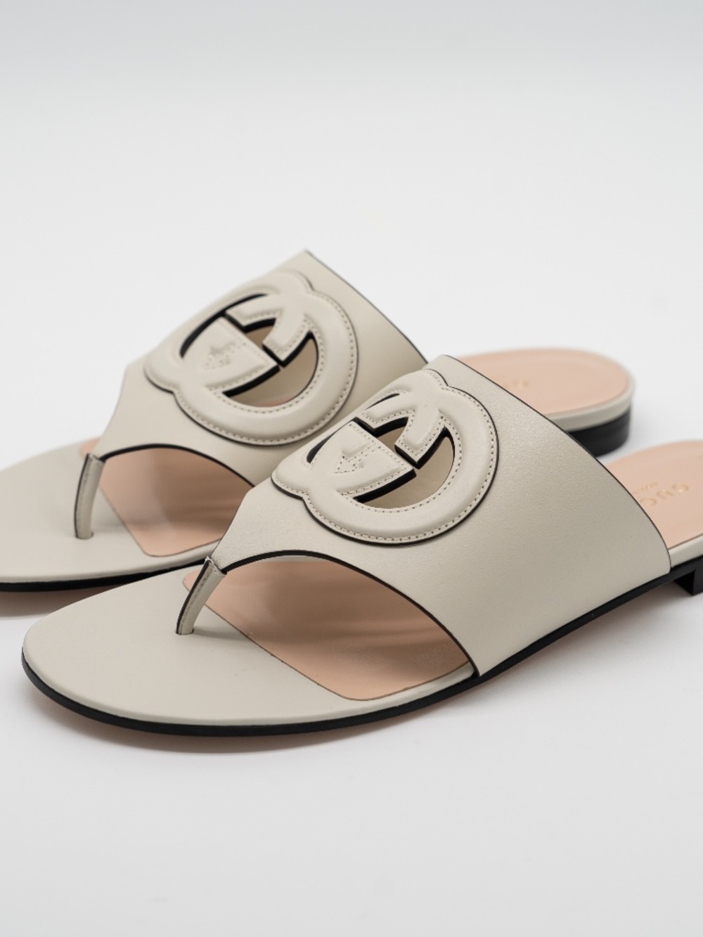 Gucci Thong Sandals Cut Out GG White Leather Flats Womens size 38.5 8.5 US